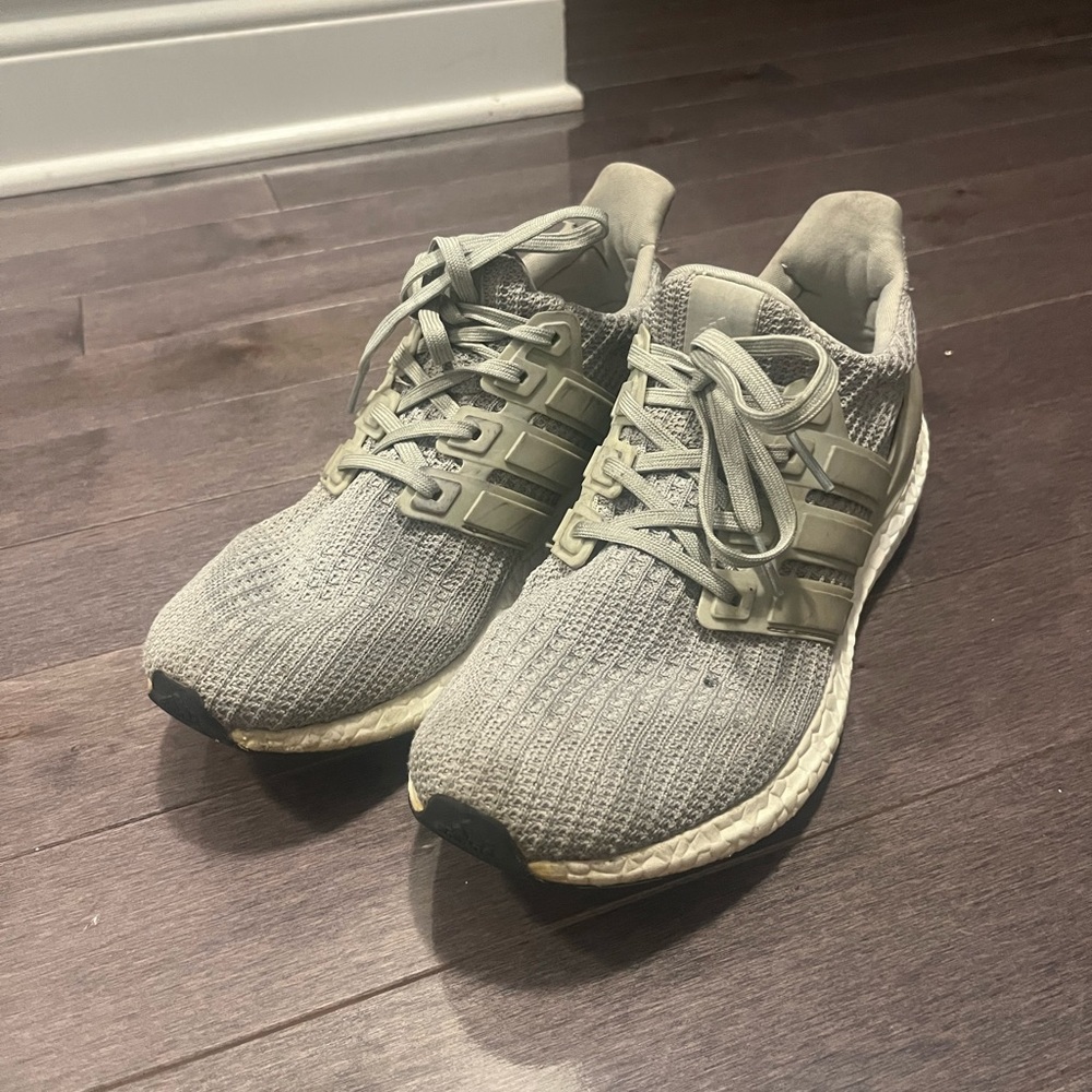 GREY ADIDAS ULTRABOOST SIZE 9.5 US (M)